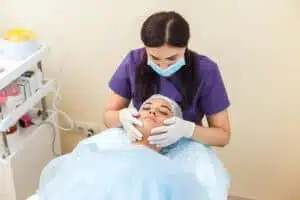 Uma enfermeira está a fazer um tratamento de beleza a uma cliente