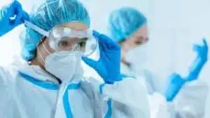 防護服に身を包んだ医師たちが準備を進めている