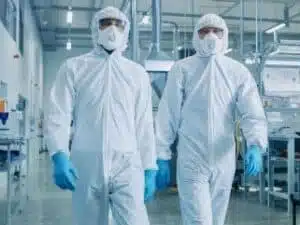 보호 작업복을 입은 두 명의 작업자