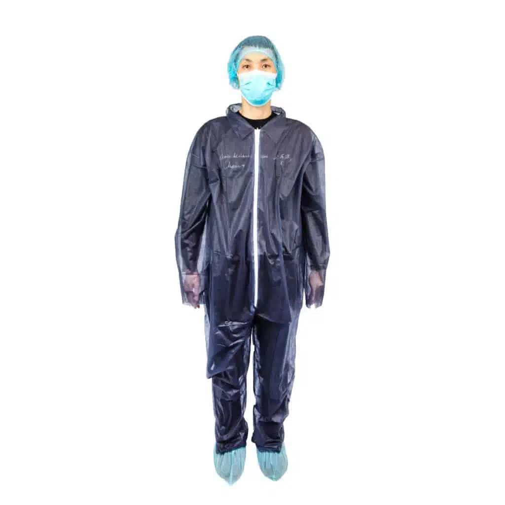 Мужчина в комбинезоне с воротником