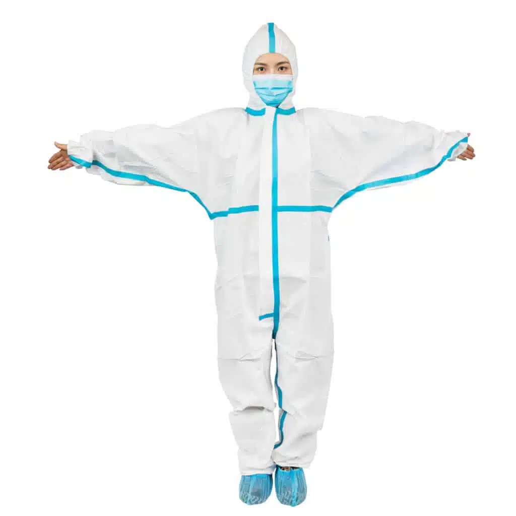 Женщина в защитном комбинезоне с синими полосками