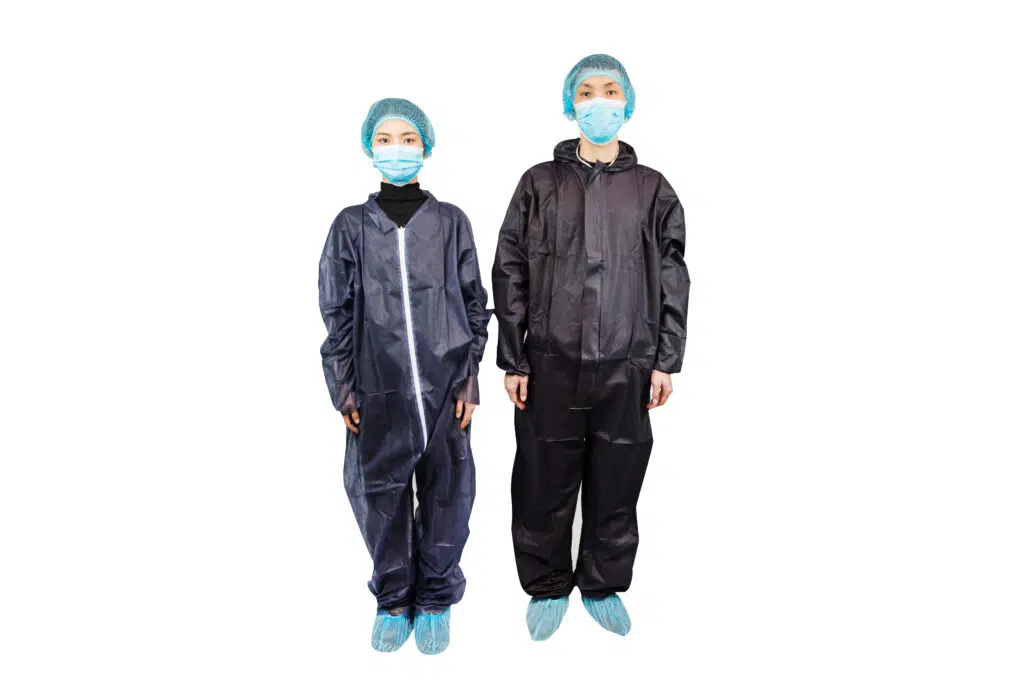 Пара мужчин и женщин, одетых в защитные комбинезоны разных стилей