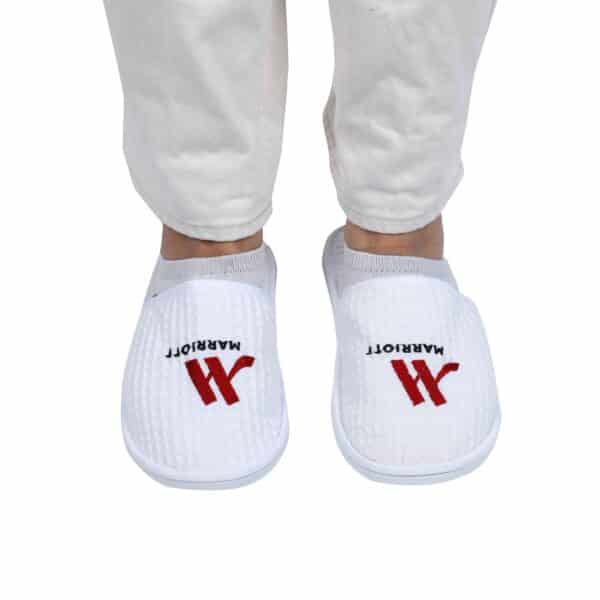 ⁦Closed toe disposable slippers for guests⁩ - الصورة ⁦4⁩