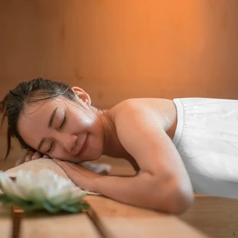 Женщина отдыхает в спа-салоне с цветком