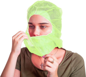 Persona con gorro verde desechable