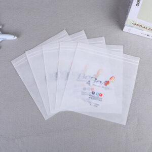 テーブルの上に透明ビニール袋