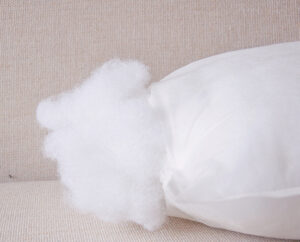 Almohada blanca con relleno visible