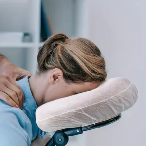 Mujer recibiendo un masaje en silla