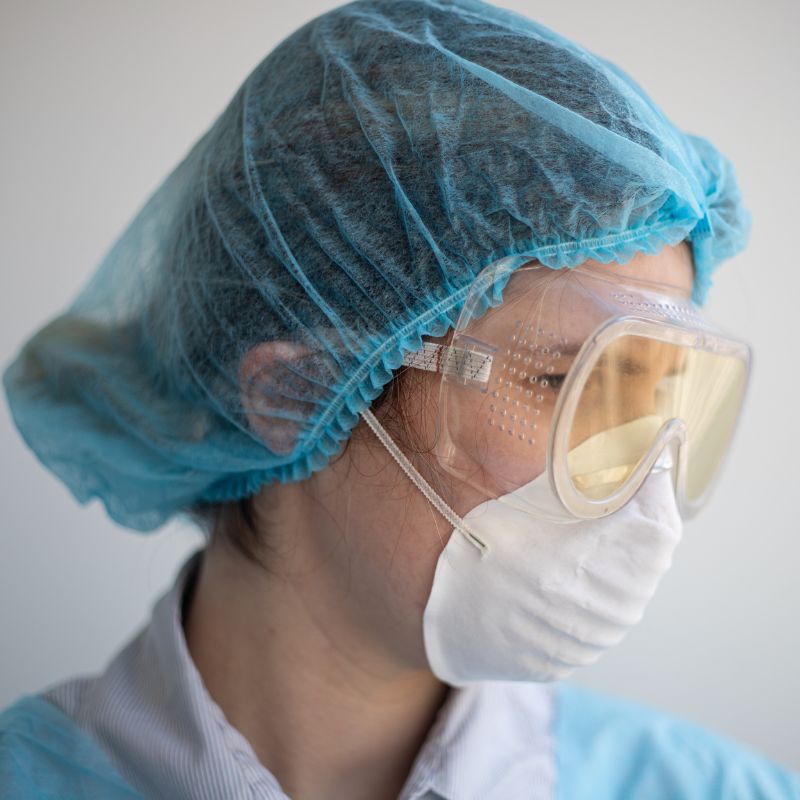 Travailleur de la santé portant un équipement de protection et un masque
