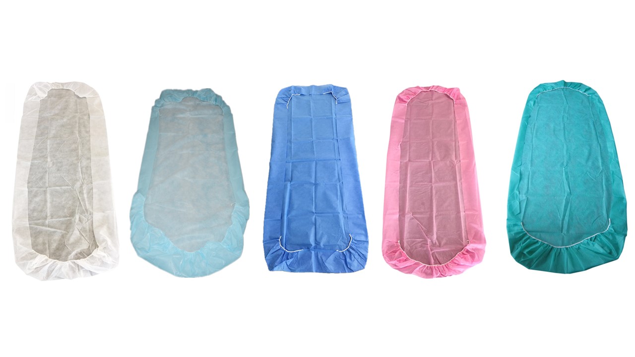 Draps de lit jetables multicolores disposés en rangée.