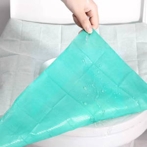 Tapa de inodoro impermeable levantada.