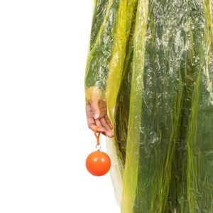 Persona sujetando una pelota naranja con chubasquero