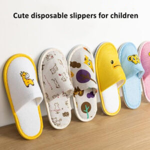 Chinelos de criança coloridos com desenhos de animais