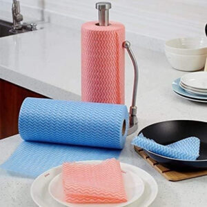 Paños de cocina de colores en la encimera y el escurreplatos.