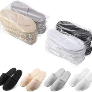 Разнообразные упаковки гостиничных тапочек разных цветов.