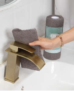 تنظيف الصنبور يدويا باستخدام قطعة قماش من الألياف الدقيقة