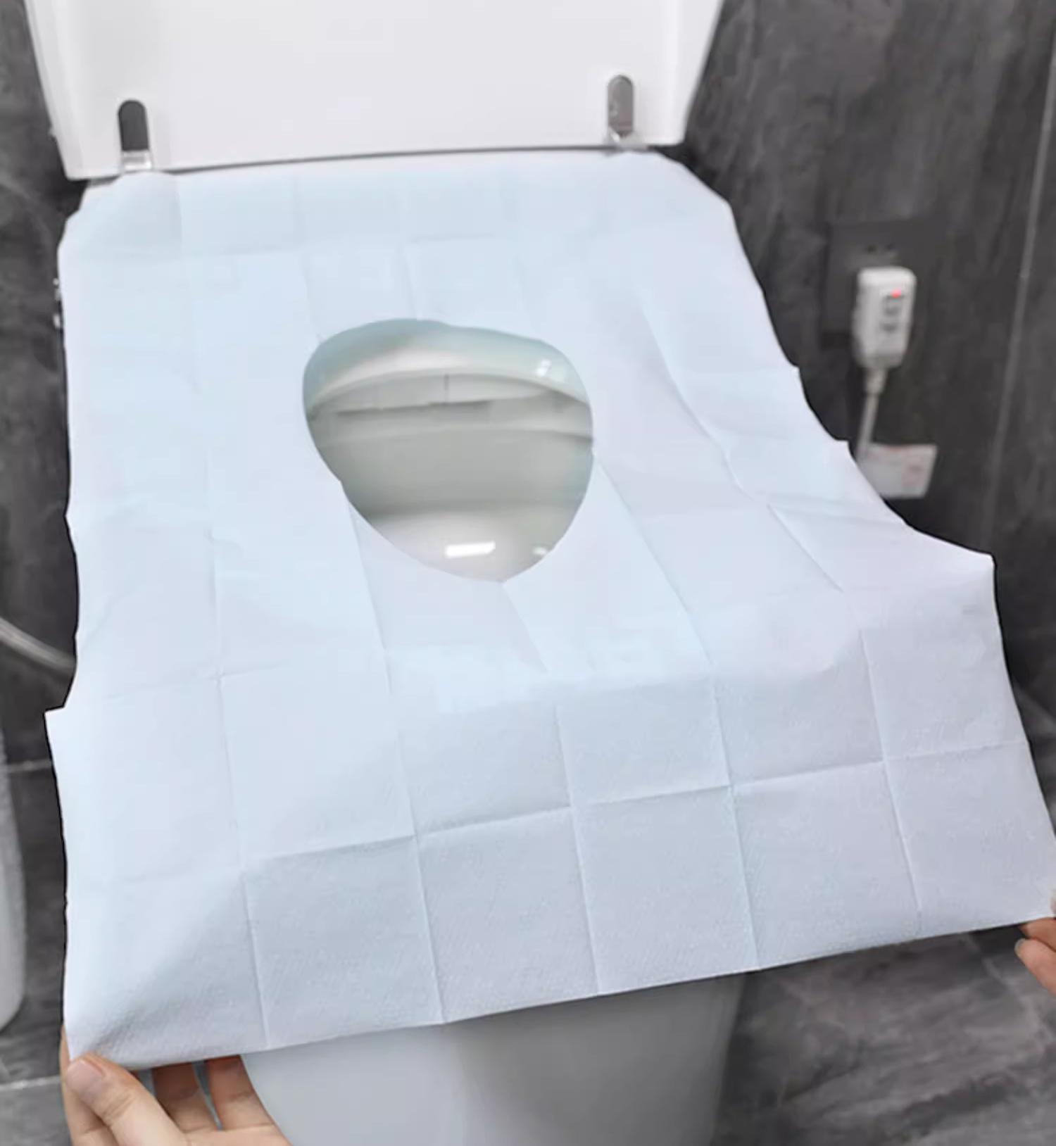 Cobertura de sanita descartável sobre uma sanita.